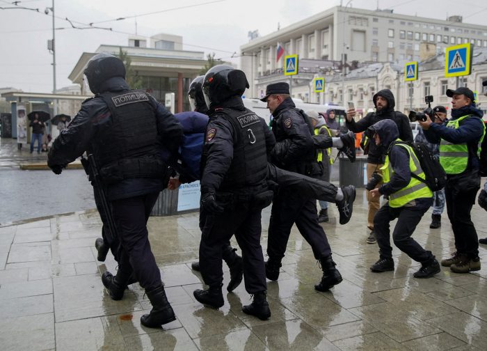 Nuevas protestas contra la movilización parcial dejan más de 700 detenidos en Rusia