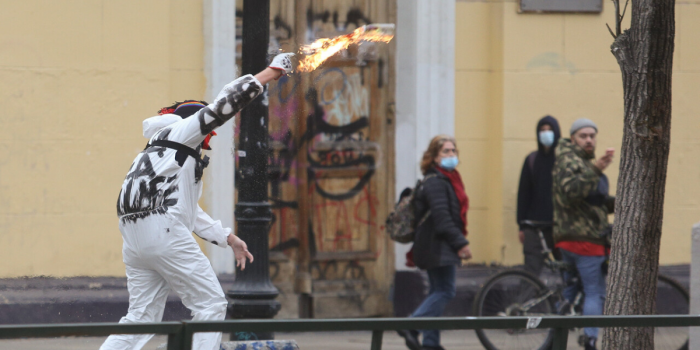 Manifestaciones en Santiago: overol blanco resulta con quemaduras tras lanzar artefactos incendiarios en los alrededores del INBA