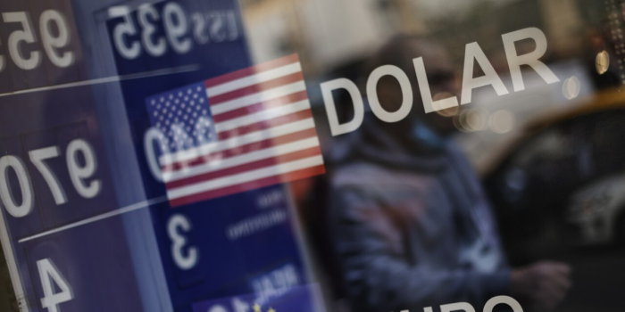 Dólar cierra sobre los $920 a la espera de lo que decida la Reserva Federal de Estados Unidos tras datos inflacionarios