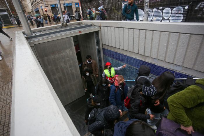 Nueva jornada de manifestaciones: estudiantes secundarios evaden estaciones del Metro de Santiago