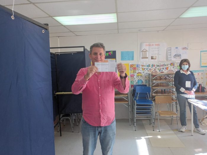 Otra más de Gonzalo de la Carrera: incumple normativa y exhibe foto con su voto marcado