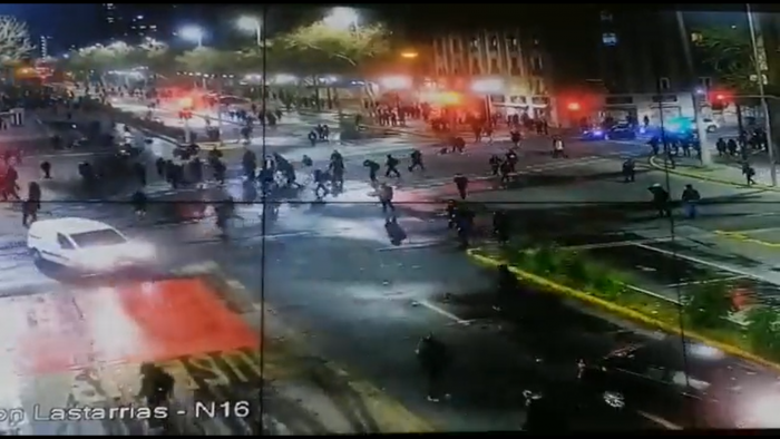 Manifestaciones estudiantiles terminan con incidentes en Plaza Baquedano: también se registran desmanes en otros puntos del centro de Santiago