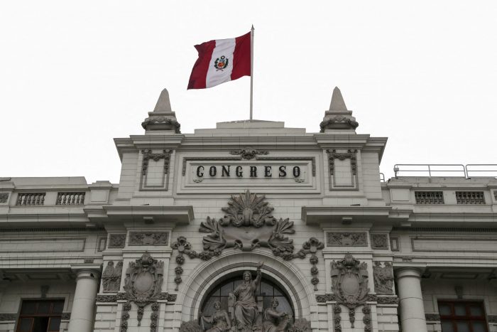 Presidenta del Congreso de Perú es destituida