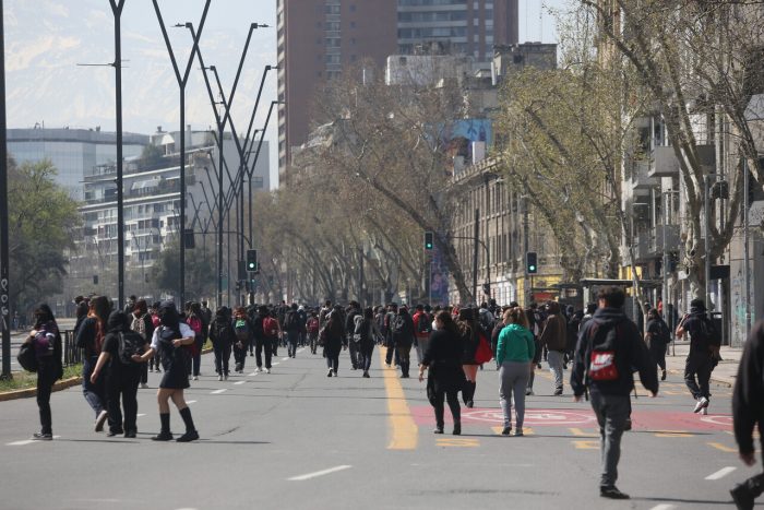 Continúan protestas de estudiantes secundarios en Santiago: marcha se dirige al sector oriente