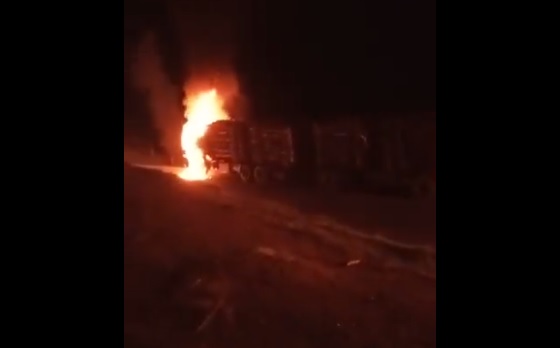 Ataque incendiario en ruta que une Lumaco con Purén terminó con dos camiones forestales quemados