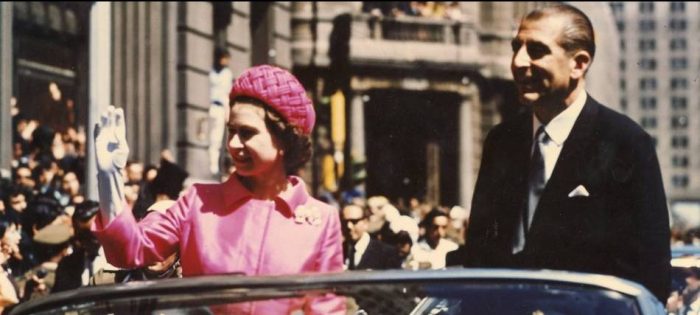 La historia entre Chile y la Reina Isabel II: visita en 1968, un curioso regalo de Sebastián Piñera y asistió a clásico universitario