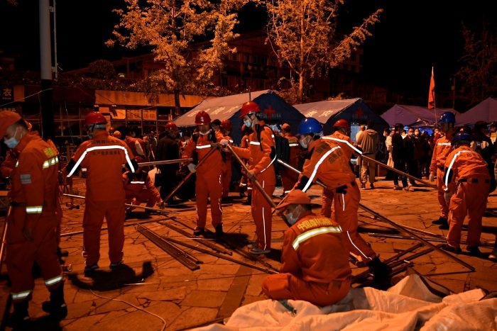 El número de víctimas del terremoto en China aumenta a 65 mientras avanzan las labores de rescate