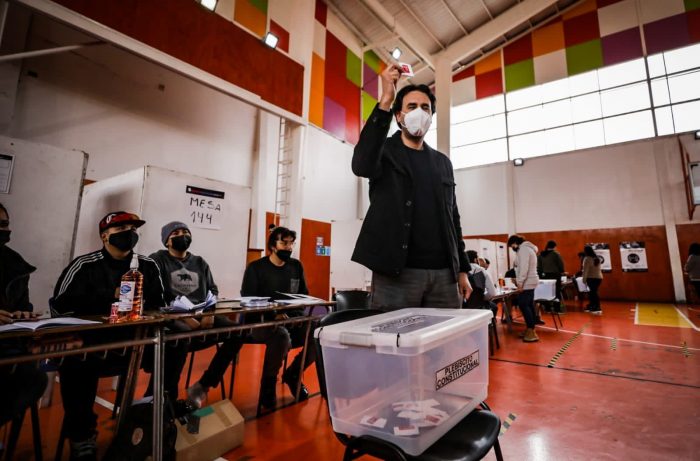 El diputado Vlado Mirosevic, coordinador del Apruebo, votó en Arica y expresó confianza en la victoria
