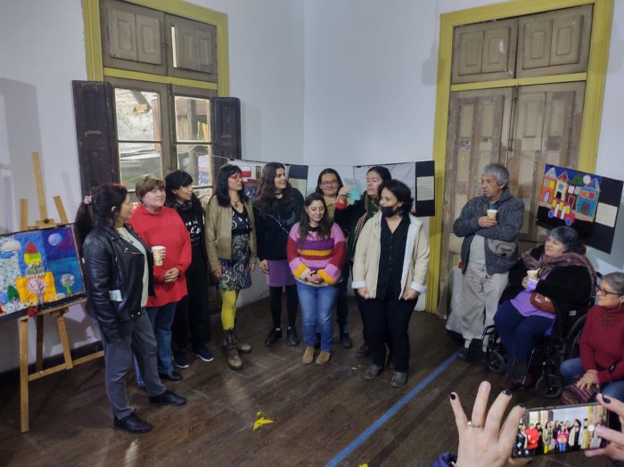 Hijas del Exilio inauguraron exposición de arpilleras