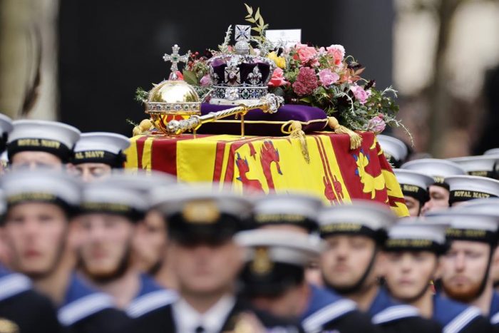 Isabel II es enterrada junto al duque de Edimburgo en Windsor