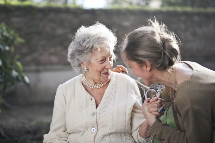 Hablar de alzheimer y comunicarse con quienes enfrentan la enfermedad