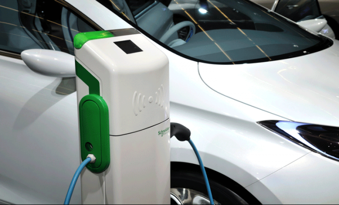 Electromovilidad: ¿existen puntos de carga suficiente para aumentar la flota de automóviles eléctricos en Chile?