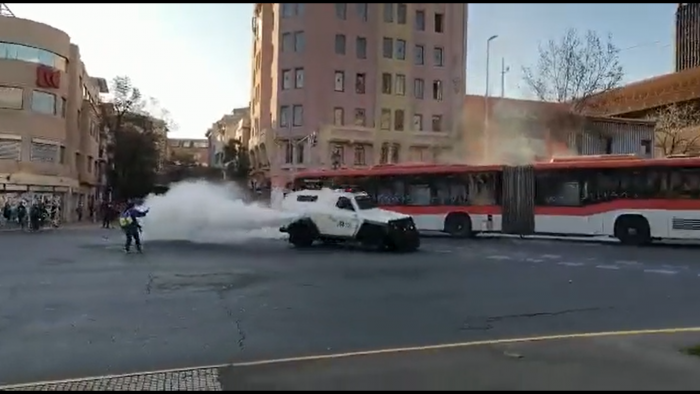 Encapuchados queman bus del Transantiago en la Alameda en una jornada con distintas manifestaciones: Delegación Presidencial RM presentó querella contra los responsables