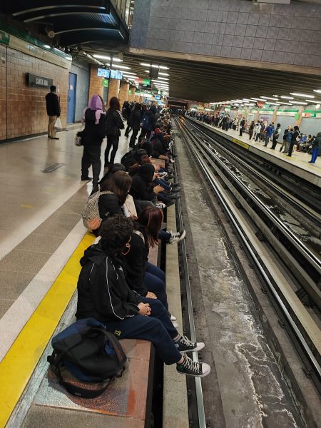 Reportan manifestaciones en distintas estaciones del Metro de Santiago