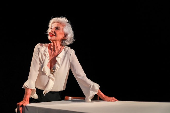 Obra “Molly Bloom” en Teatro UC