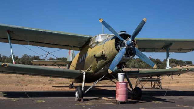 Un piloto cubano se desvía y aterriza en el sur de Florida en una antigua avioneta rusa