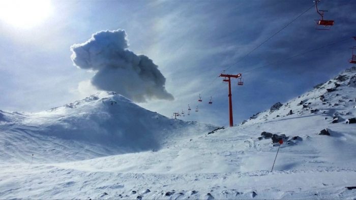 El complejo volcánico Nevados de Chillán se encuentra en erupción continua desde principios 2016