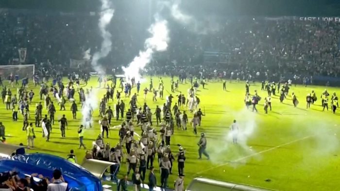 Estampida y disturbios en partido de fútbol en Indonesia dejan 125 personas muertas