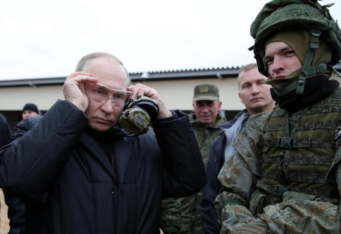 Putin dispara un rifle durante una inspección a reclutas