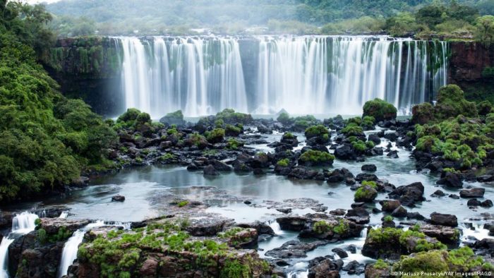 Las cataratas de Iguazú multiplican por diez su volumen de aguas debido a las torrenciales lluvias