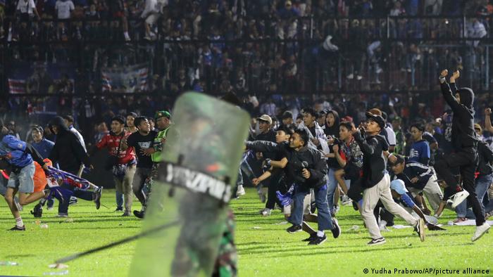 Entrenador chileno sobre tragedia en Indonesia: «Hubo aficionados que murieron en los brazos de los jugadores»