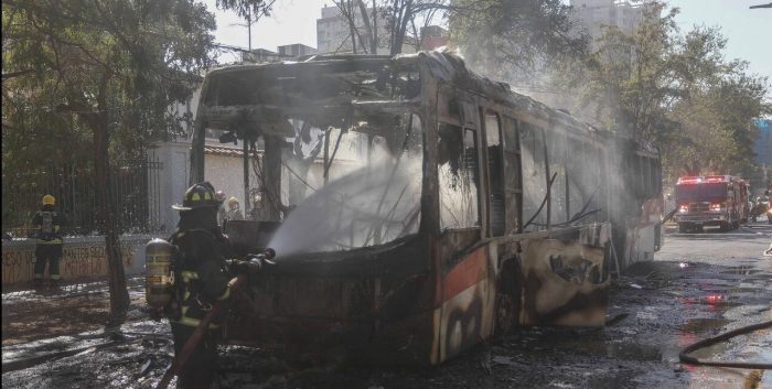 Carabineros busca a pasajero que quemó bus del transporte público en Pedro Aguirre Cerda