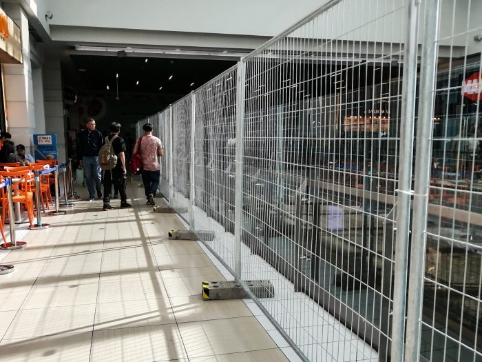 Costanera Center pone rejas de seguridad luego de suicidio al interior del mall