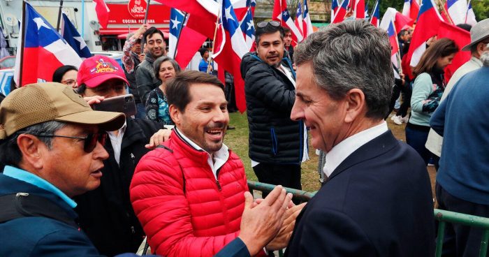 El abrazo patriota entre diputado De La Carrera y Pancho Malo fuera del Congreso