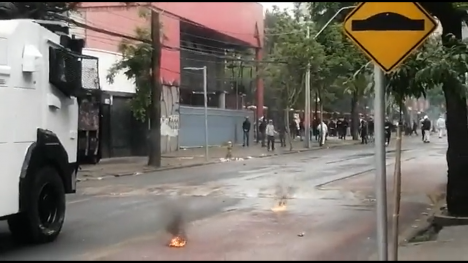 Reportan enfrentamientos entre overoles blancos y Carabineros en los alrededores del Liceo Barros Borgoño