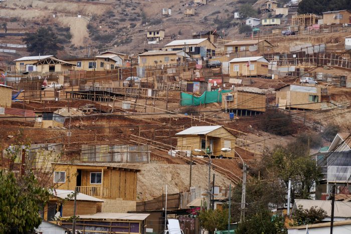 Catastro arroja más de mil campamentos en Chile: casi la mitad viven bajo la línea de la pobreza