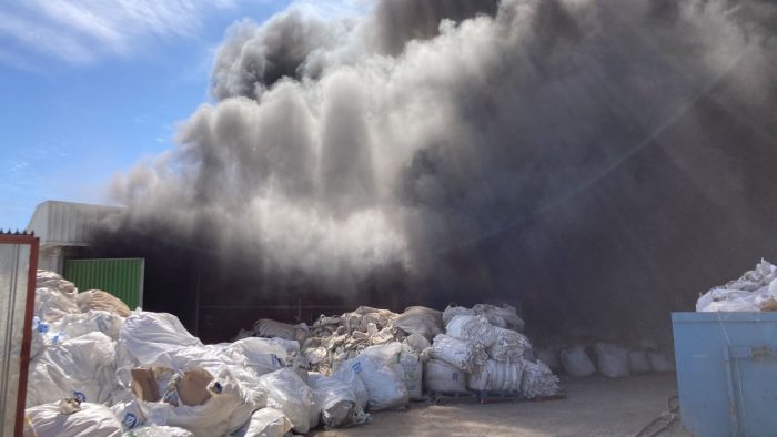 Incendio afecta a bodega de plásticos y piscinas en San Bernardo