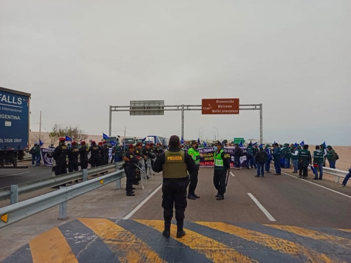 Trabajadores agrarios de Perú mantienen bloqueada frontera con Chile por huelga indefinida