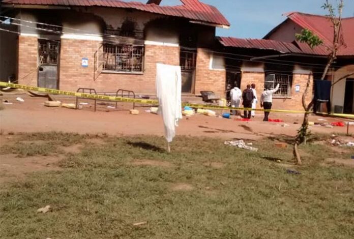 Mueren 11 niños en incendio en una escuela de Uganda