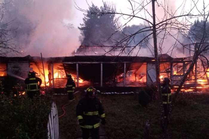 Cuatro viviendas resultan quemadas tras ataque incendiario en ribera del Lago Lanalhue