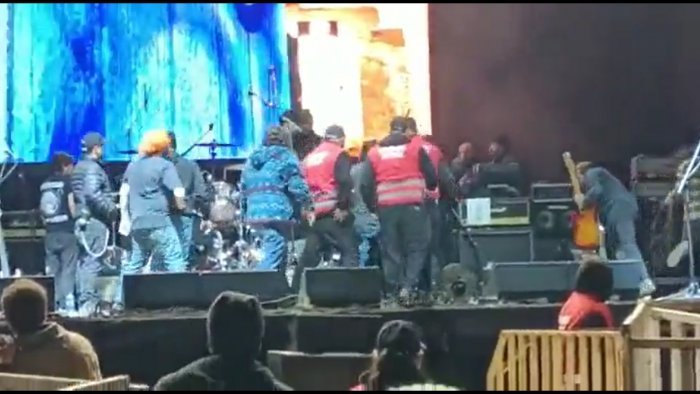 Registran pelea entre personal de Molotov y guitarrista de Los Miserables en evento «Renace»