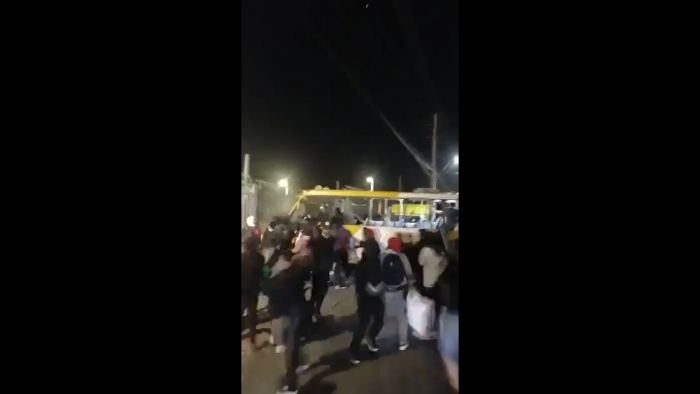 Tercer aniversario del 18-O: sujetos roban un bus del Transantiago para saquear supermercado en Puente Alto