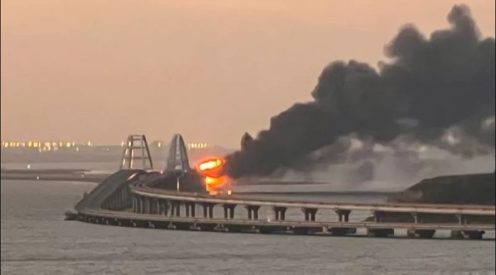 Una explosión hace colapsar una parte del único puente que une a Crimea con Rusia