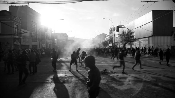 Director de documental sobre el estallido en Valparaíso: «Tiendo a desconfiar de cualquier mirada epopéyica»