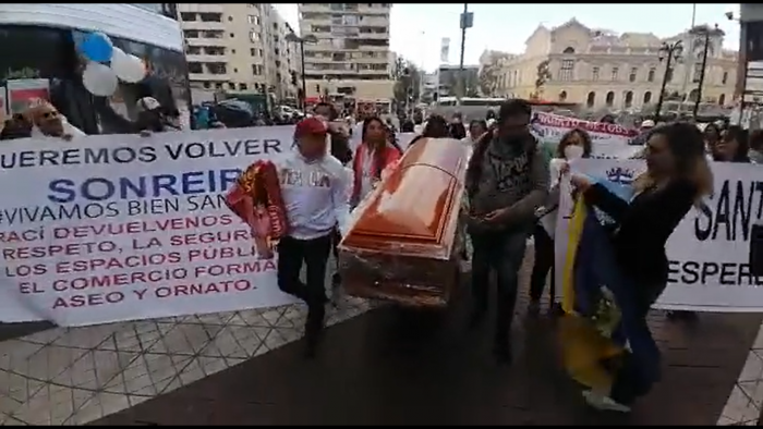 Vecinos y locatarios del centro de Santiago protestan por mayor seguridad: llevaron un ataúd