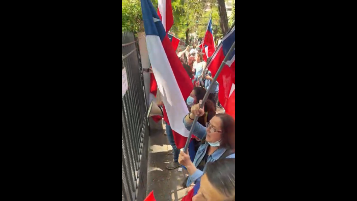 Team Patriota se manifiesta en las afuera de la sede de la UDI: rechazan nuevo proceso constituyente