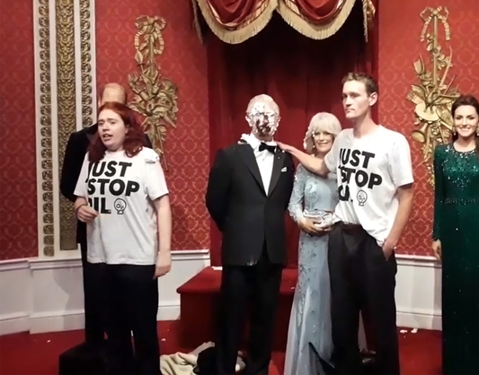 Activistas de Just Stop Oil arrojan tortas al rostro de la figura de cera del rey Carlos III