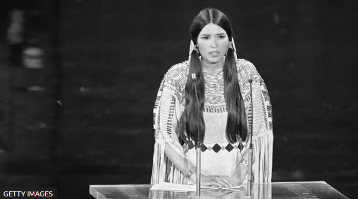 Muere Sacheen Littlefeather, la activista indígena que dio el primer discurso político en los Oscar al rechazar el premio a Marlon Brando