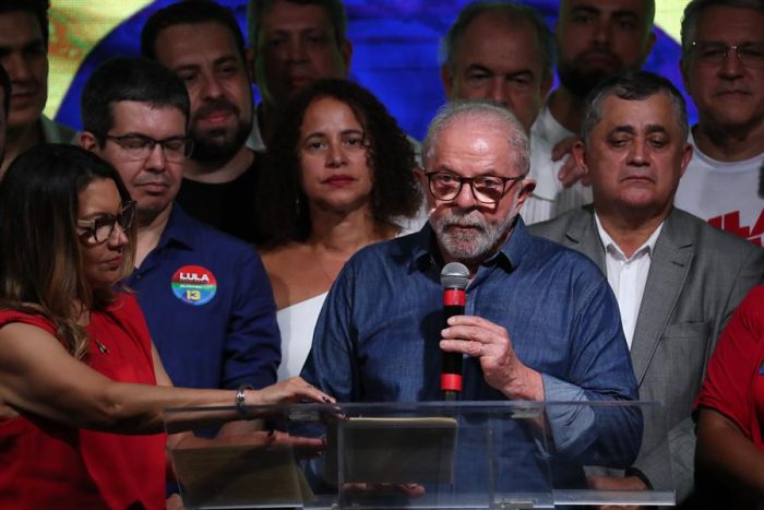 Lula promete «restablecer la paz» en un dividido Brasil tras ganar las elecciones