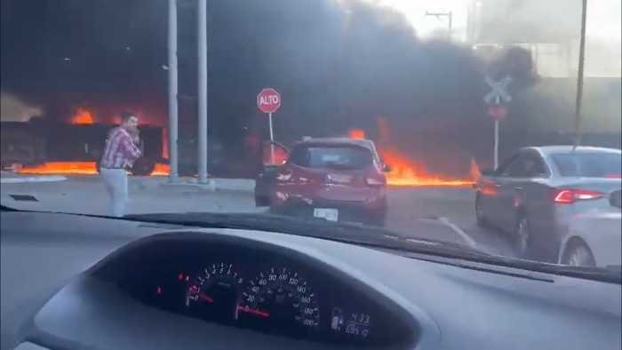 Choque entre un tren y un camión de combustible provoca explosión en México