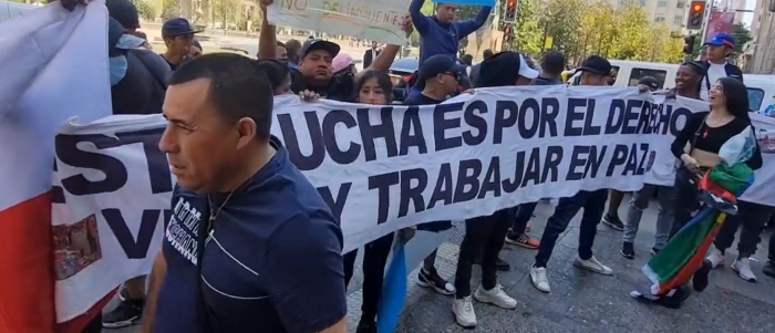 Grupo de vendedores ambulantes protestan en las afueras de la ex intendencia: piden permisos para trabajar en temporada navideña