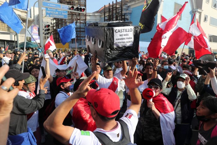 Miles de personas marchan en Perú pidiendo renuncia de presidente Castillo investigado por corrupción
