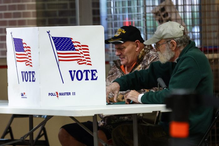 Cierran primeras urnas en elecciones en EEUU que podrían reducir el poder de Biden
