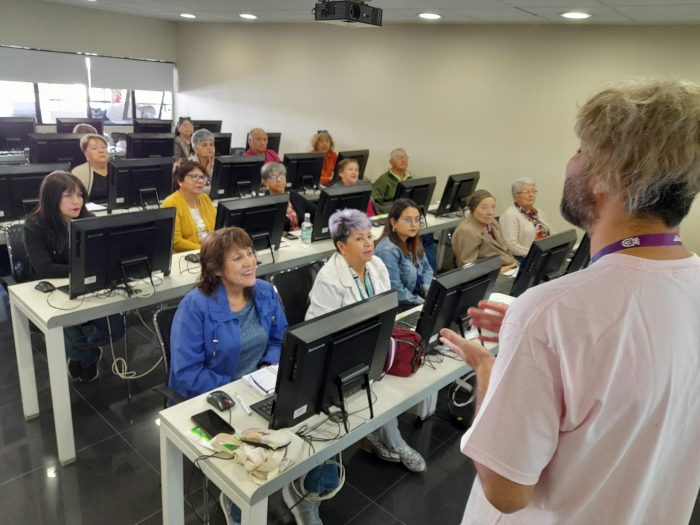 Capacitan digitalmente a personas mayores de la comuna de San Joaquín