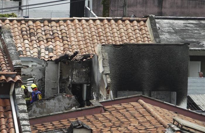 Avioneta cae en barrio residencial de Medellín y deja al menos ocho muertos