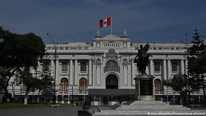 Manifestantes de «la Toma de Lima» rechazan conducta del Congreso y piden nueva Constitución de Perú